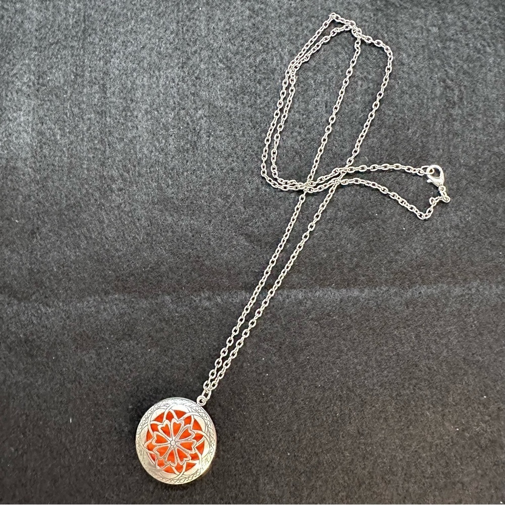 Lotus Aromatherapy Locket Pendant Essential Oil Diffuser Bohemian Necklace 15 In